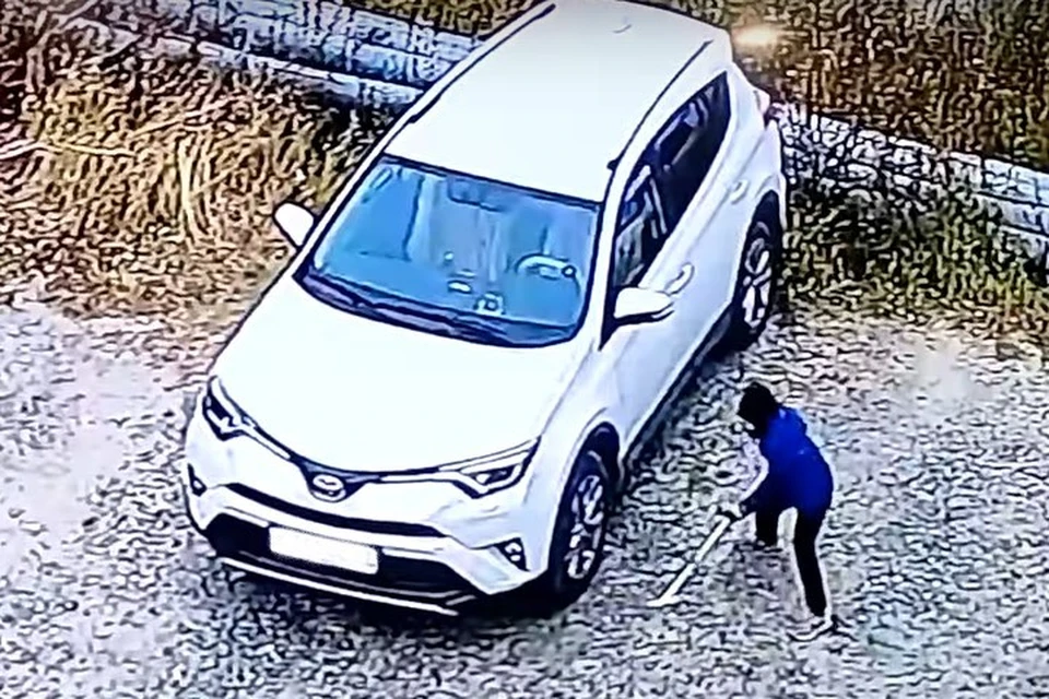 Фото: скриншот из видео. Парень громит машину.