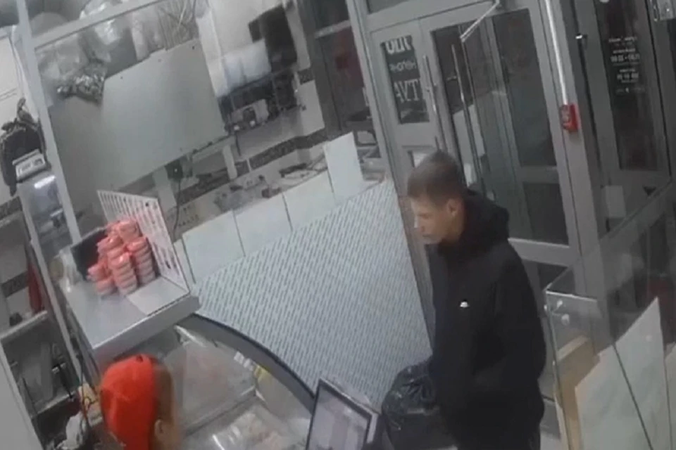 Видео с парнем, укравшим роллы из магазина суши на 3 тысячи рублей, показали в соцсетях. Фото: стоп-кадр.