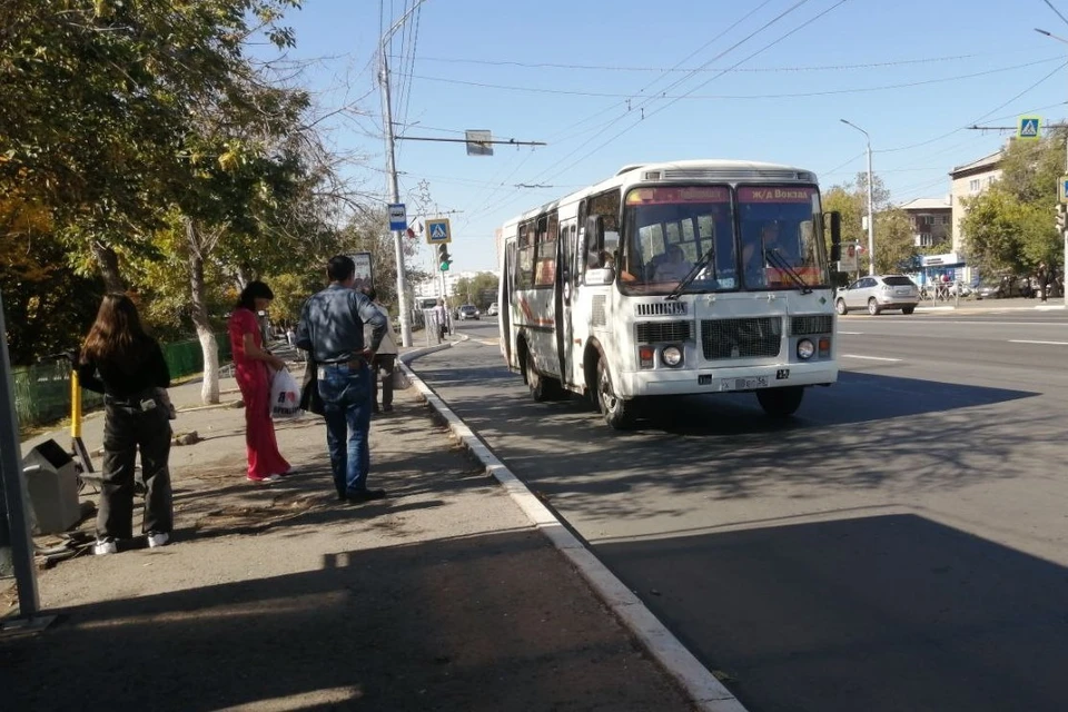 Девушки стоят в автобусе на безопасном расстоянии