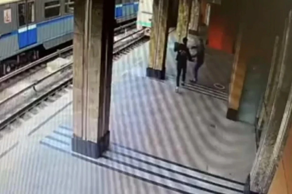 Мужчина избил пассажира на станции «Кунцевская». Фото: кадр из видео