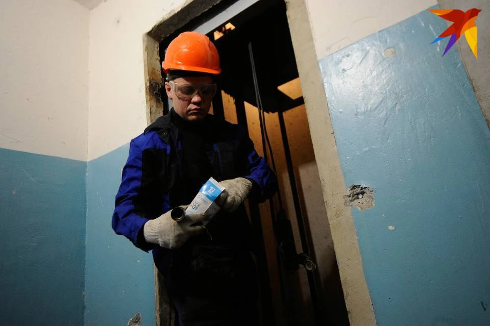 Работы по замене лифтов должны завершиться до конца года.