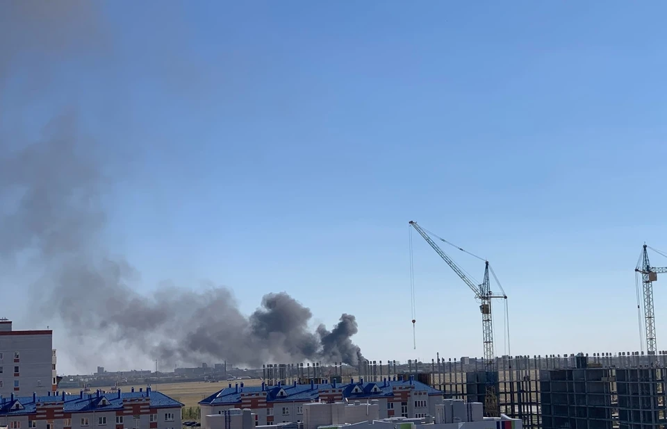 Столб черного дыма было видно из нескольких районов города Фото: паблик «Типичный Омск» во «ВКонтакте»