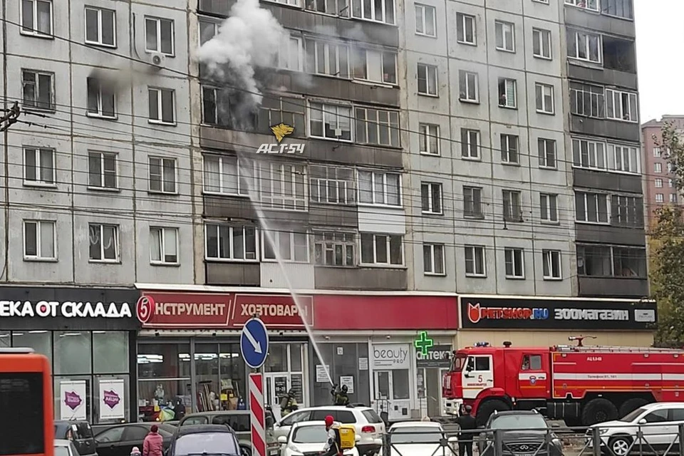 В жилом доме в Заельцовском районе произошел пожар. Фото: АСТ-54