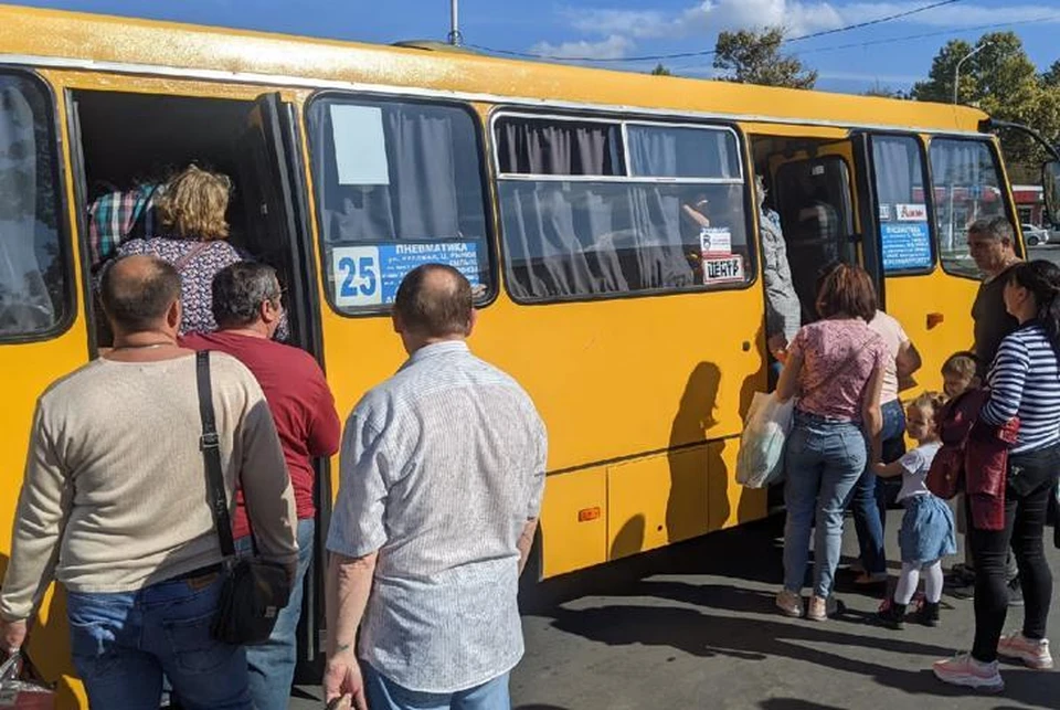 Зайти в долгожданный автобус не всегда получается. Фото: Алексей Немишин/"Черный список Симферополь"/"Вконтакте"
