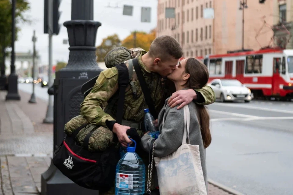 Проводы мобилизованных петербуржцев не проходят без слез, объятий и поцелуев.