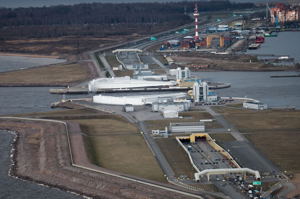 Водители фур разбивших светофоры в тоннеле дамбы петербурга на 24 млн рублей скрылись от полиции