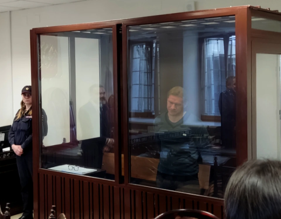 Перед заседанием Вячеслав Вишневский спросил журналистов, откуда его удобнее фотографировать.