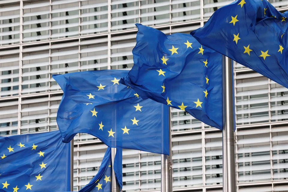 Флаги Евросоюза развеваются перед штаб-квартирой Еврокомиссии в Брюсселе.