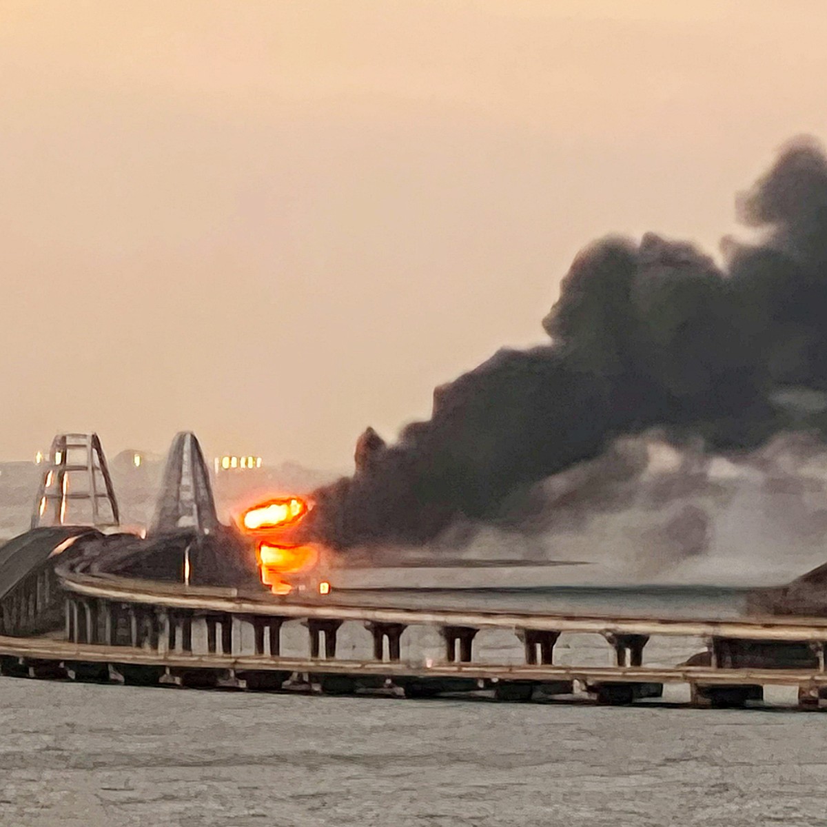 НАК: причиной ЧП на Крымском мосту стал подрыв грузовика. Арочная часть не  пострадала, все повреждения будут оперативно восстановлены - KP.RU