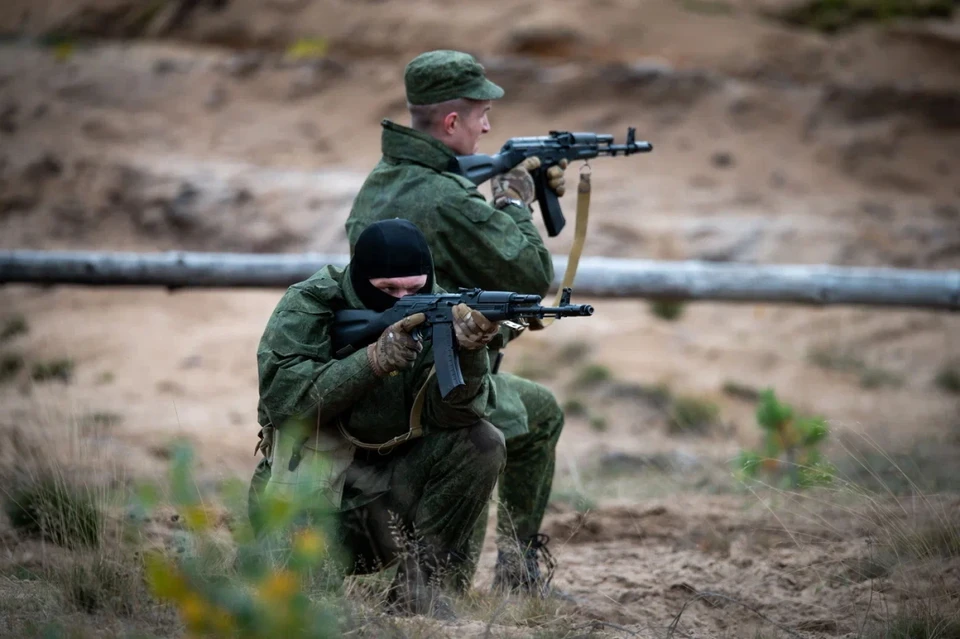 Как мобилизованные петербуржцы проходят подготовку в воинских частях.
