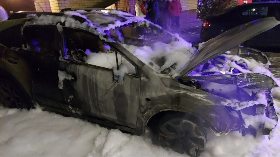 Семь автомобилей загорелись в Нижнем Новгороде ночью 9 октября. Фото: ГУ МЧС России по Нижегородской области