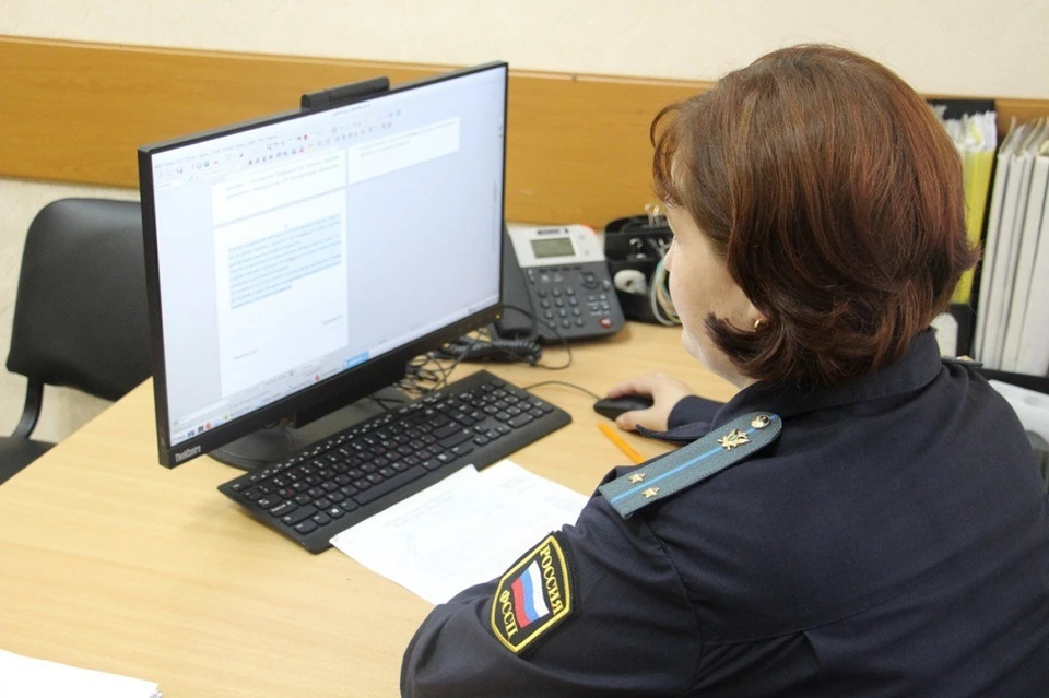 Пристав убедил водителя, что лучше выплатить деньги сейчас, не дожидаясь других последствий. Фото: ГУ ФССП России по Пермскому.