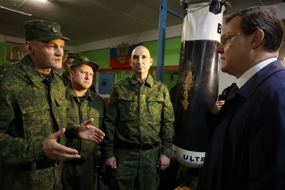 В ходе осмотра военных частей Губернатор Дмитрий Азаров узнавал у мобилизованных земляков, какая поддержка им нужна