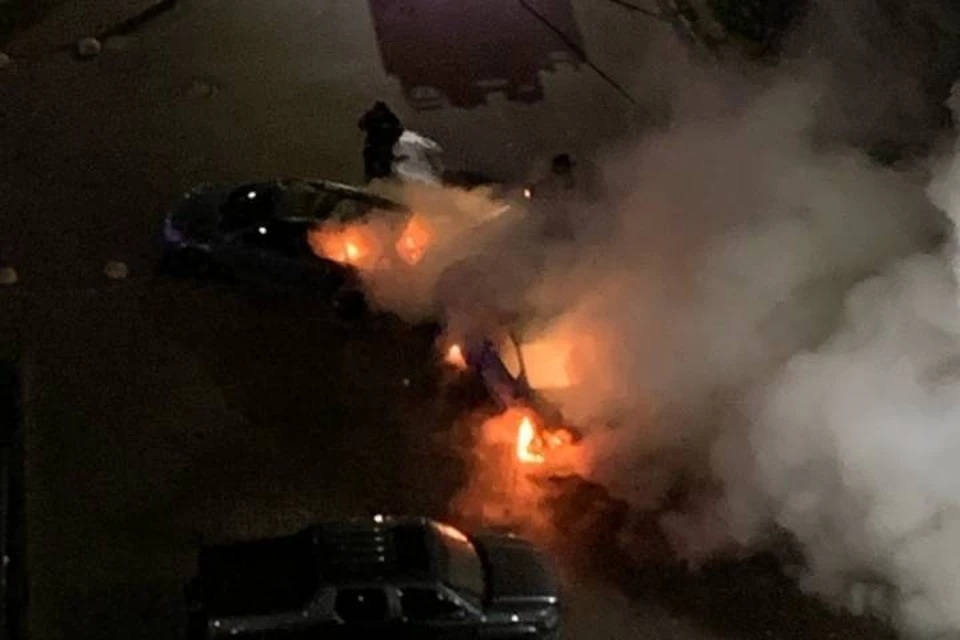 Две машины сгорели в Мурино в ночь на 11 октября
