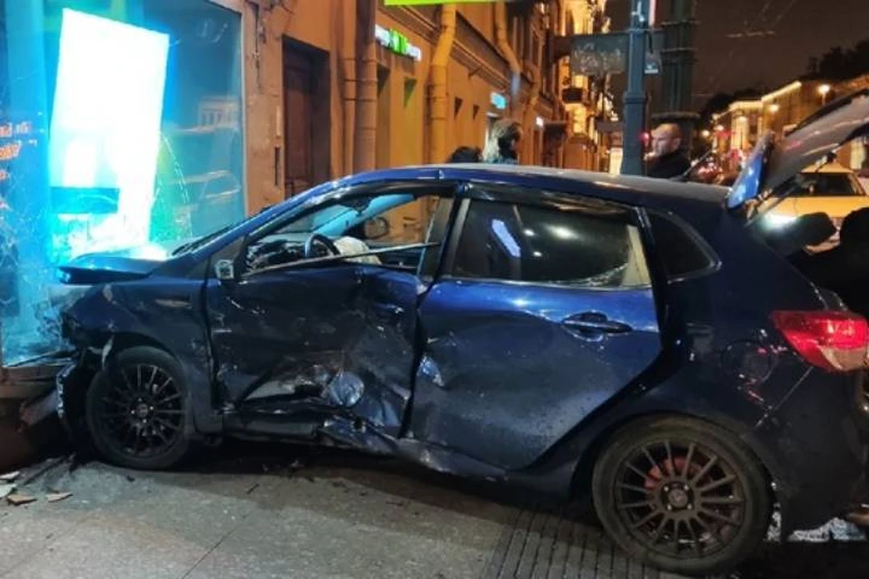 Машина врезалась в стену дома на Московском проспекте Петербурга