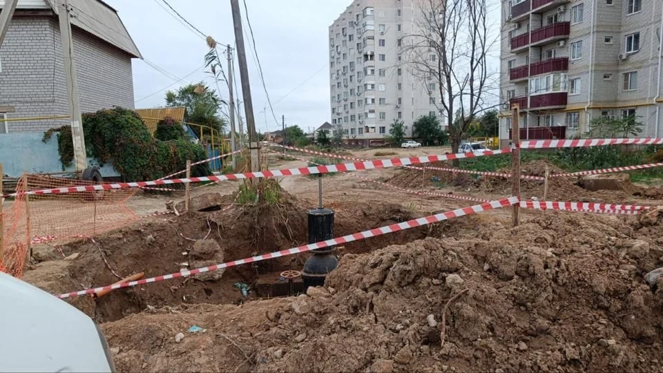 В Астрахани огородили опасную водопроводную траншею