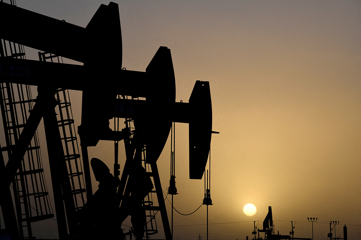 Россия добывает 10,7 млн баррелей нефти в сутки, в недружественные страны уходило больше трети