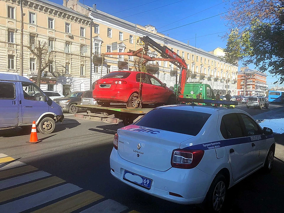 В центре Твери автомобили эвакуировали за нарушение правил парковки Фото: администрация Твери