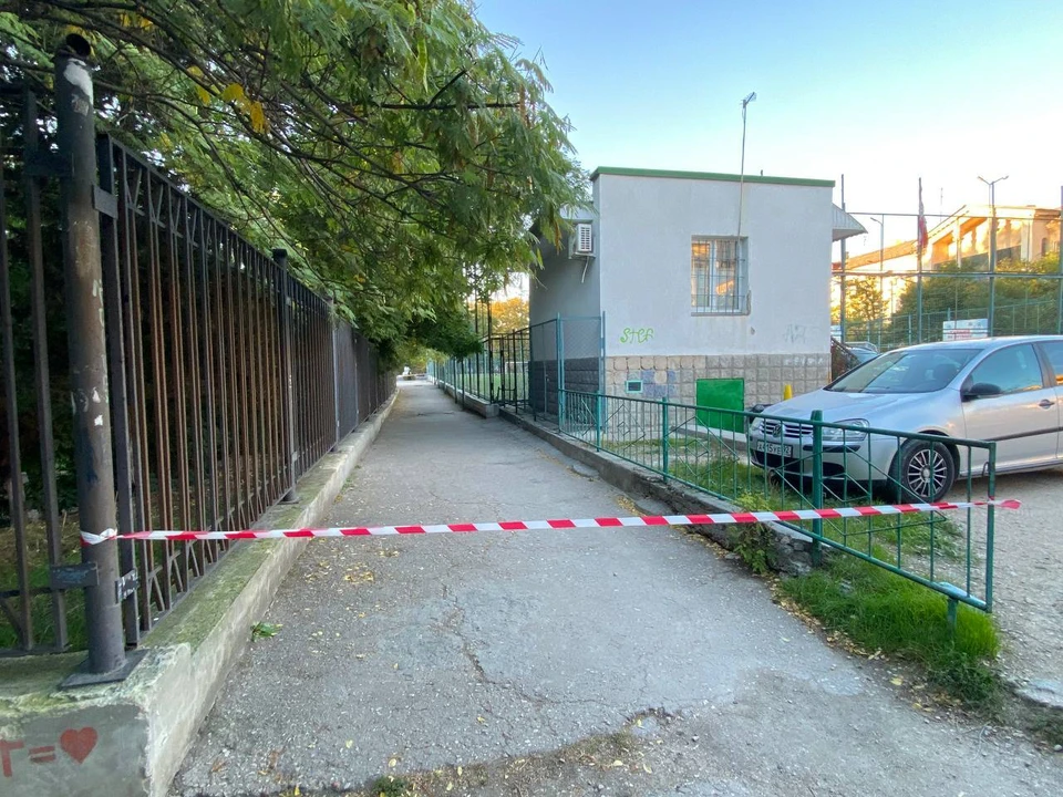 Проход на прилегающую к Центру территорию перекрыли.