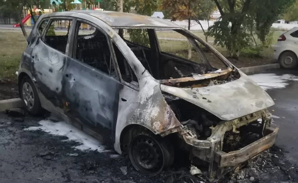 Пламя повредило припаркованные рядом «Ладу Весту» и Datsun