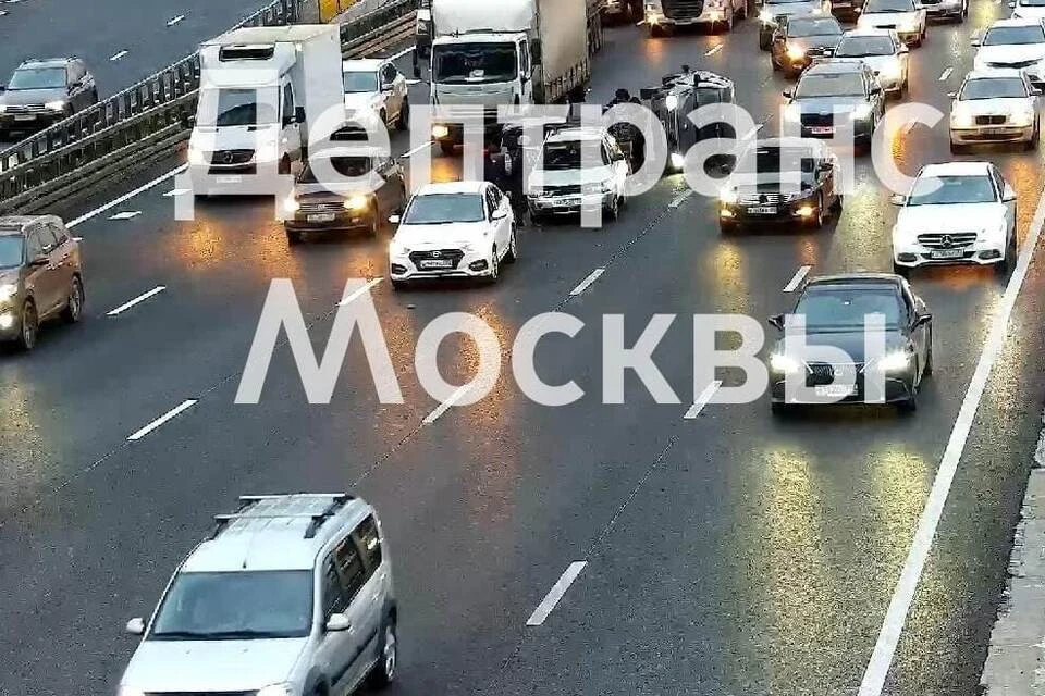 Автомобиль опрокинулся после ДТП на 19-м километре МКАД