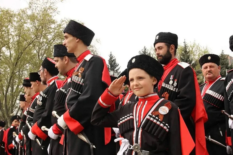 Казаки с юных лет служат Отечеству. Фото: пресс-служба администрации Краснодарского края.