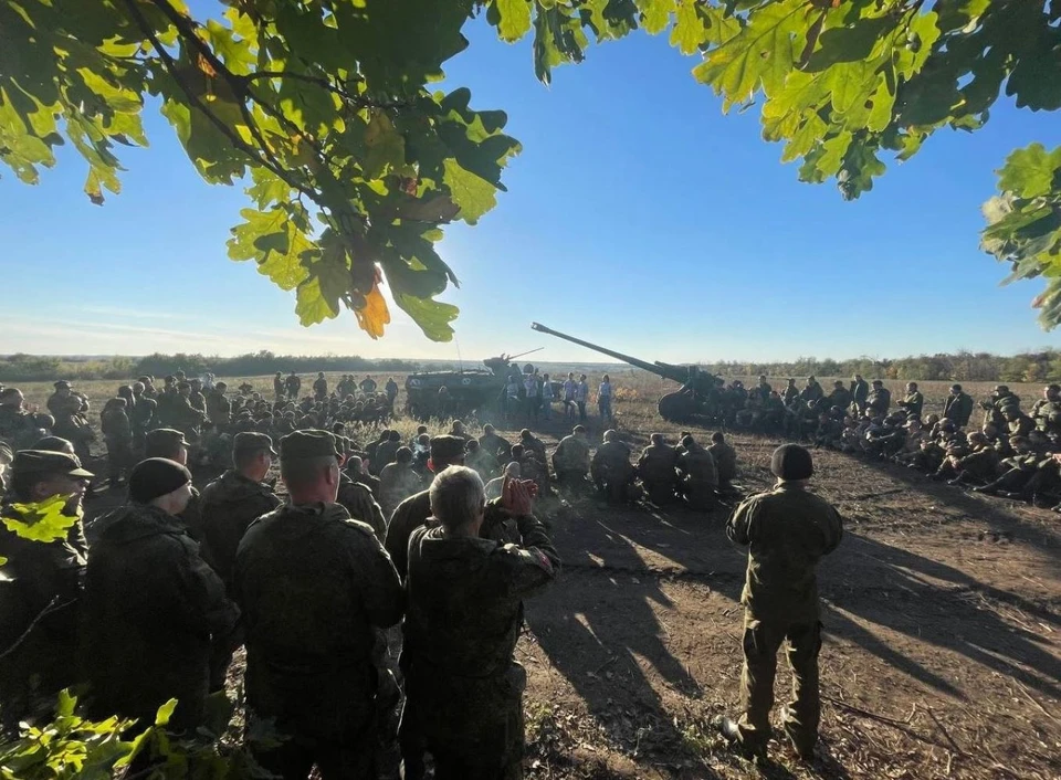 Во главе делегации были директор театра Михаил Онищук и главный режиссер Александр Шарапко. Фото: пресс-служба Северного флота