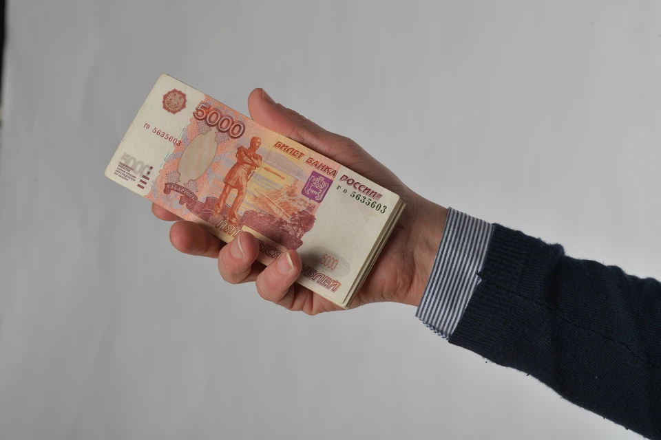 Жителю Кемеровской области навязали услуги почти на 200 тысяч рублей в автосалоне Новосибирска.