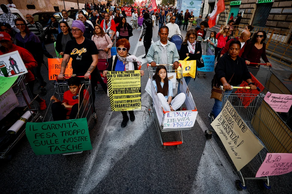 В Риме протестующие против падения уровня жизни вышли на улицы с пустыми тележками.