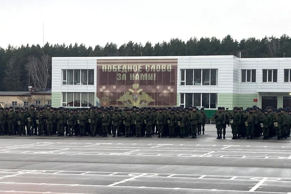 В Новосибирске прошел торжественный митинг в честь отправки мобилизованных в зону СВО. Фото: Анатолий ЛОКОТЬ