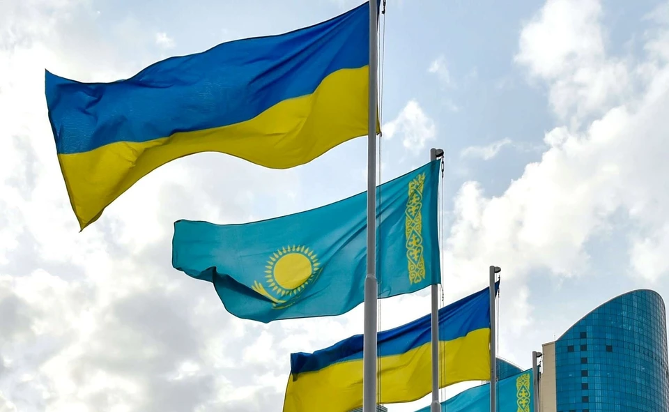 Из Украины вывезены только часть дипломатов, но вопрос о полной эвакуации посольства не стоит.