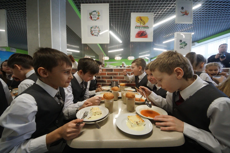 «Вон, за шаурмой!» За отказ от питания в столовой директор школы в ...