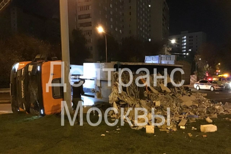 Грузовик со строительными отходами перевернулся на дороге в центре Москвы