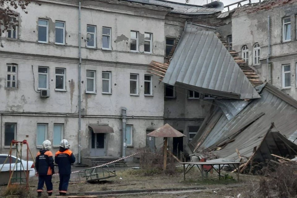 Ветер сорвал крышу общежития. Фото: ГУ МЧС России по НСО