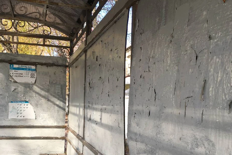 Автобусную остановку покрасили поверх объявлений в Нижнем Новгороде.