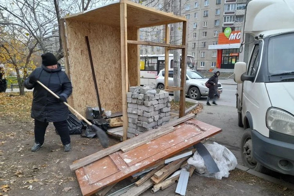 О ларьке до сих пор напоминает строительный мусор.