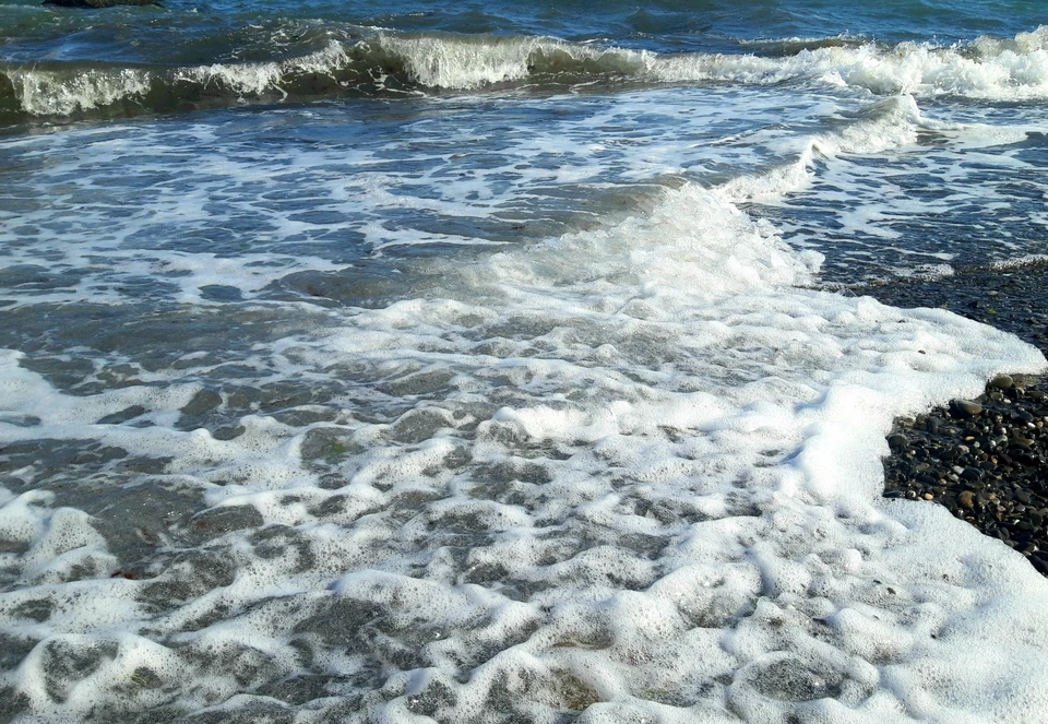 Какая вода в черном море в крыму. Вода в черном море в Алуште. Вода в черном море в июне Сочи. Серфинг на Азовском море.