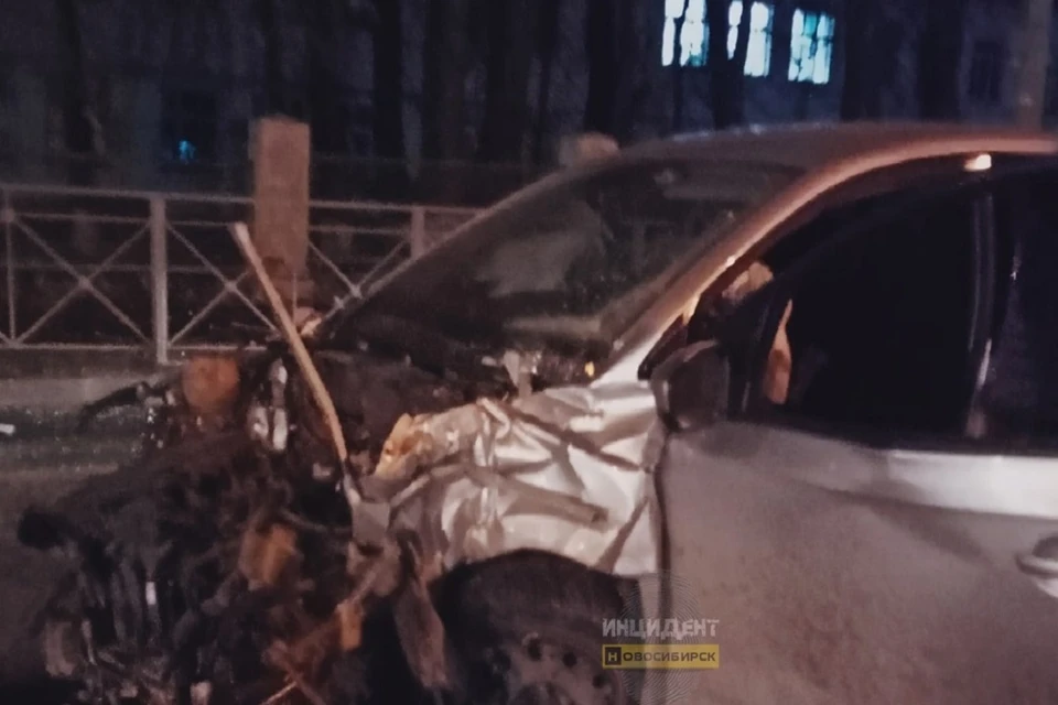 В Новосибирске на Волочаевской машина на скорости влетела в столб. Фото: "Инцидент Новосибирск".