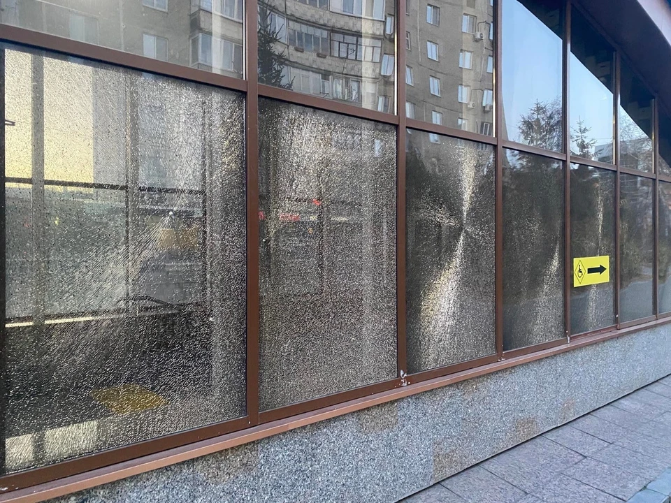В Тюмени вандалы расстреляли стекла подземного пешеходного перехода.