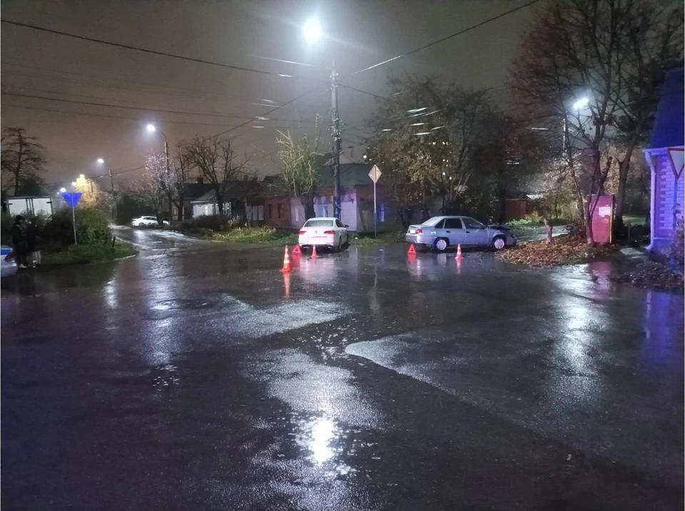 Машины столкнулись на перекрестке