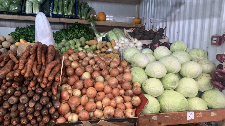 Значительное снижение цен наблюдается на сезонные продукты.