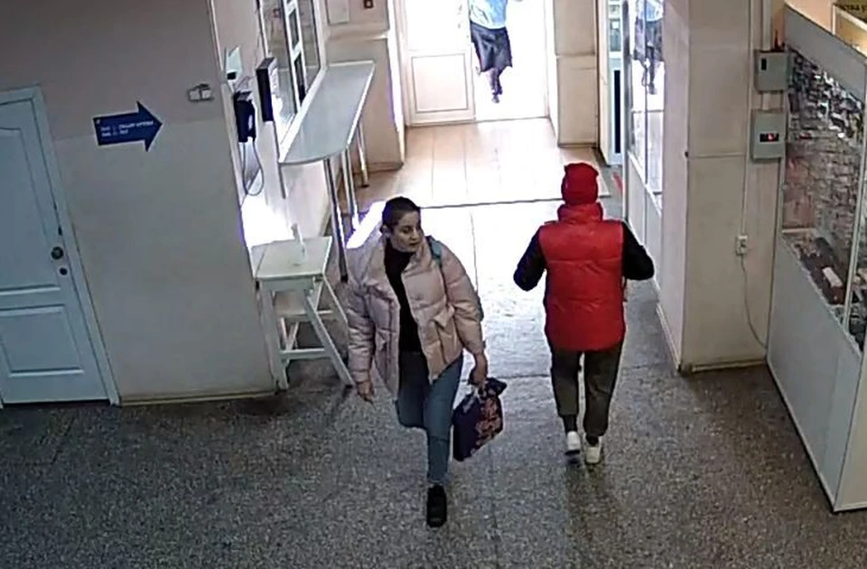 Продавщица поддельных духов обманула новосибирцев на 24 тысячи рублей. Фото: Кадр из видео\МВД по НСО
