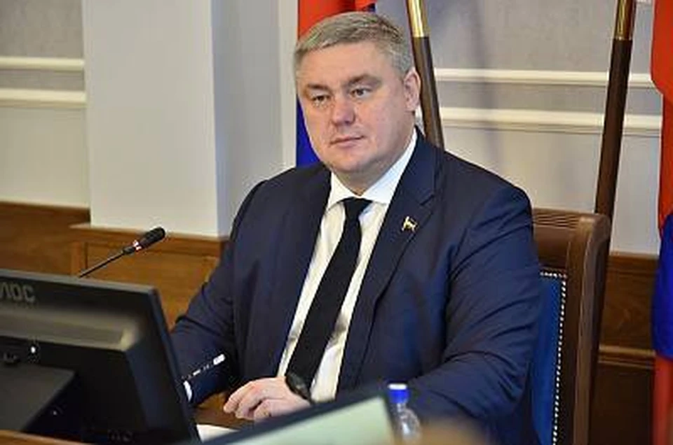 Игорь Бураков рассказал о программах, направленных на поддержку молодых людей в регионе. Фото: пресс-служба Заксобрания Ростовской области.