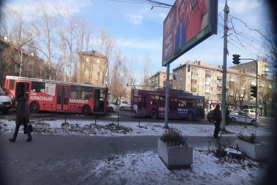 Две пенсионерки пострадали в жёстком столкновении автобуса с троллейбусом в Новосибирске. Фото: ГИБДД по Новосибирску.