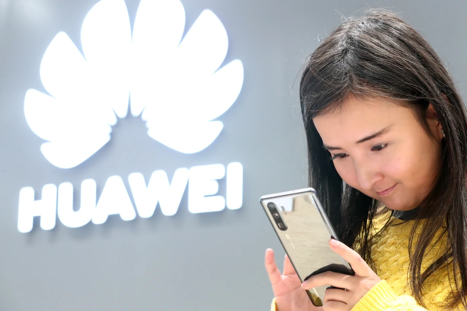 Back in June, Huawei closed some of its official outlets in Russia.  Photo: Sergey Karpukhin / TASS