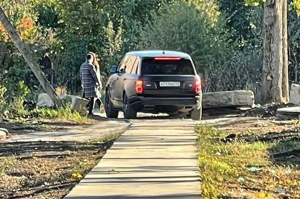 По тротуару на улице Батуринской стали ездить автомобили Фото: t.me/vokros