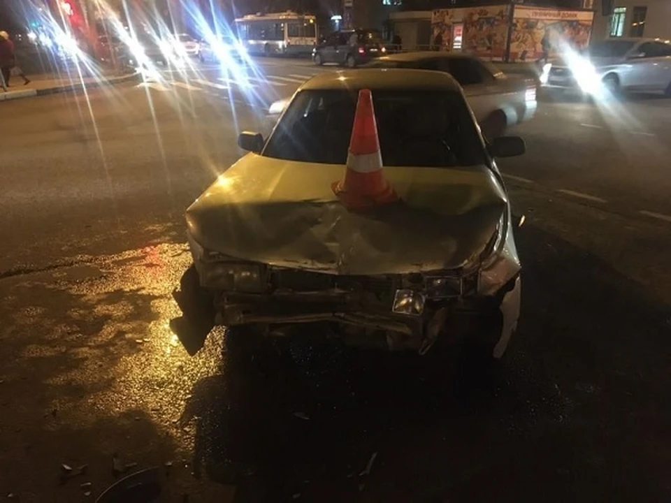 «ВАЗ 2112» двигался во встречном направлении прямо на разрешающий сигнал светофора.