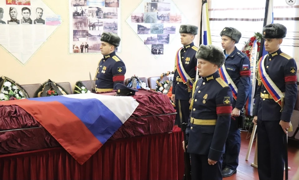 Почётный караул у гроба. Фото: администрация Торопецкого района Тверской области