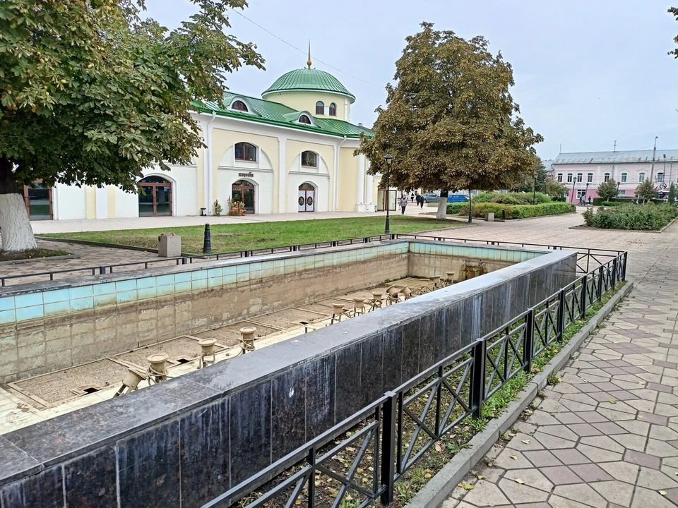 Благоустройство сквера у Торговых рядов на улице Краснорядской все-таки состоится. Оно включает ремонт фонтана, установку арт-объектов, новых лавочек и детского игрового оборудования.