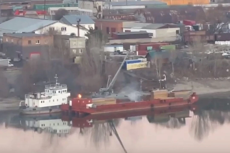 У правого берега Новосибирска загорелось судно. Фото: Кадр из видео\"АСТ-54"